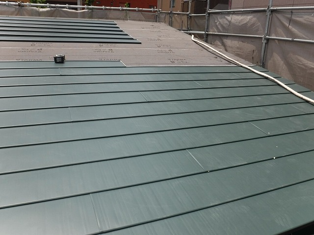 横断ルーフの設置中の屋根